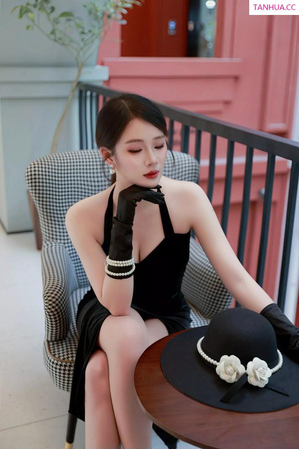   [XiuRen]高清写真图 2025.07.04 No.10509 南乔 黑色连衣裙第12张图片